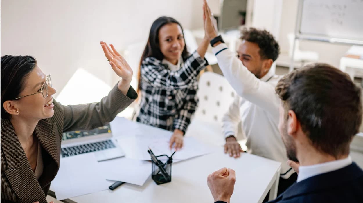 Employee Relations: Examples, Issues, Top Tips (2025 Guide)